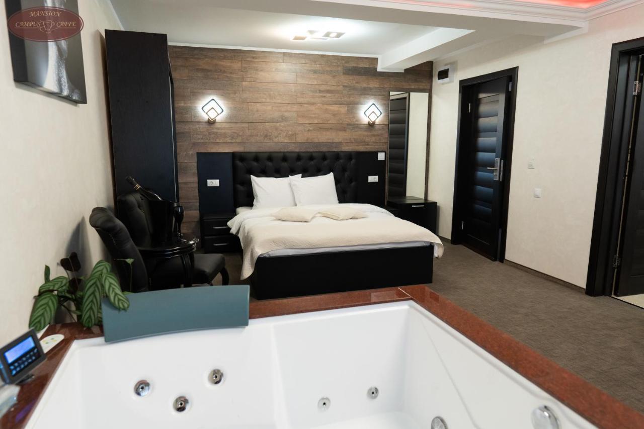 Campus Caffe Mansion Hotel Buzau Bagian luar foto