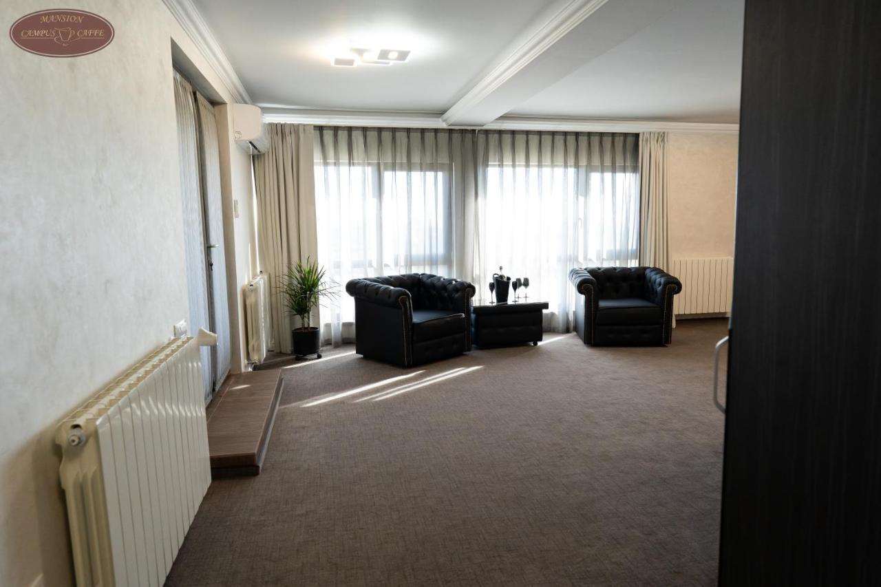 Campus Caffe Mansion Hotel Buzau Bagian luar foto