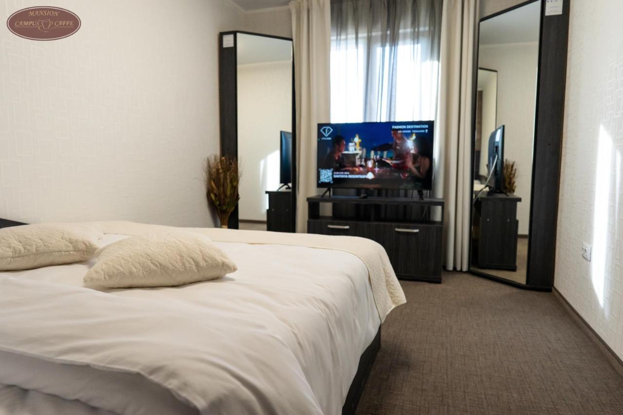Campus Caffe Mansion Hotel Buzau Bagian luar foto