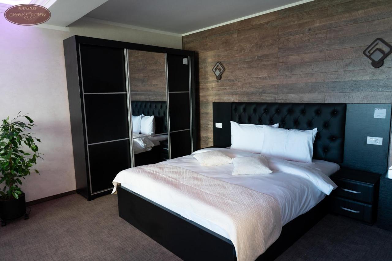 Campus Caffe Mansion Hotel Buzau Bagian luar foto
