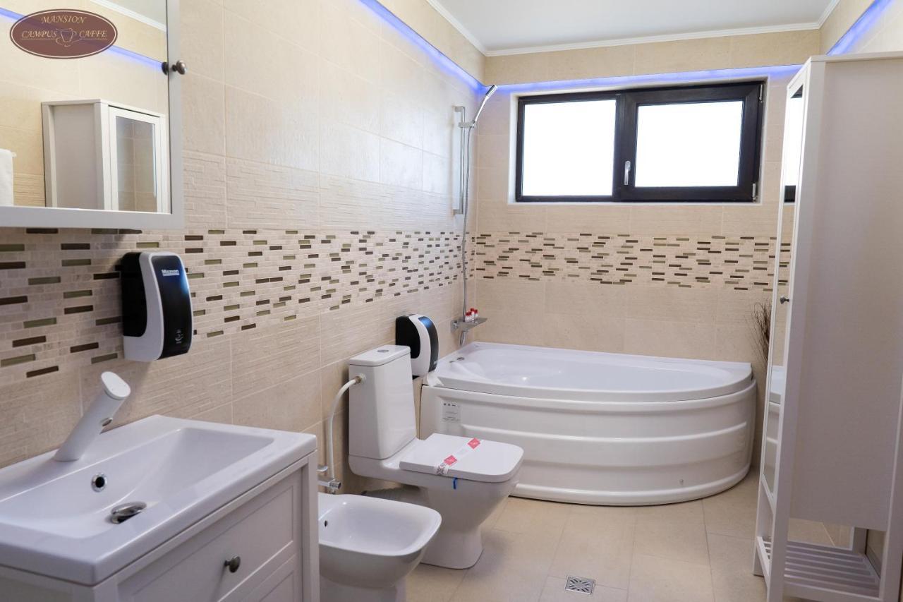 Campus Caffe Mansion Hotel Buzau Bagian luar foto