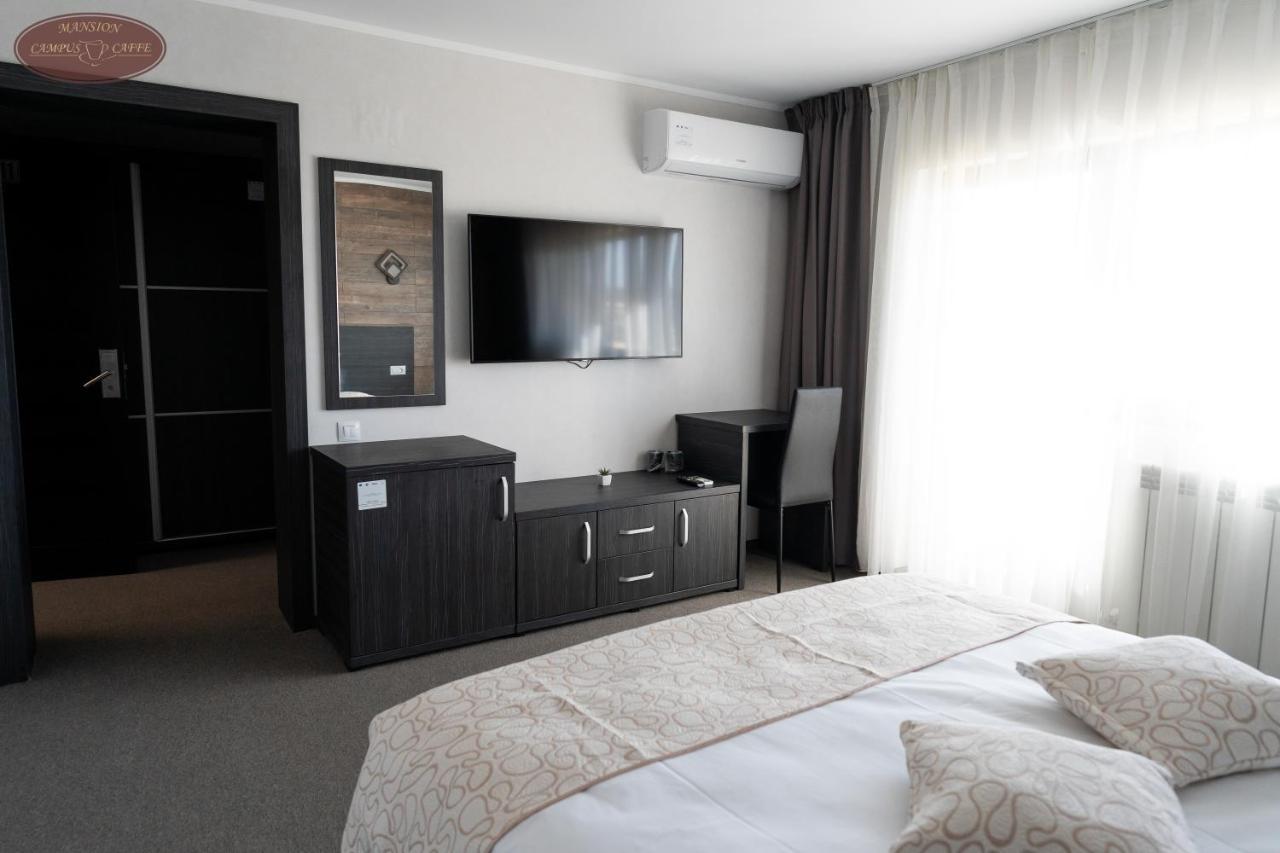 Campus Caffe Mansion Hotel Buzau Bagian luar foto