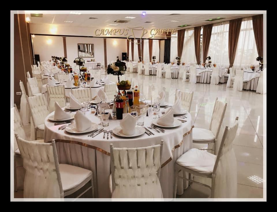 Campus Caffe Mansion Hotel Buzau Bagian luar foto