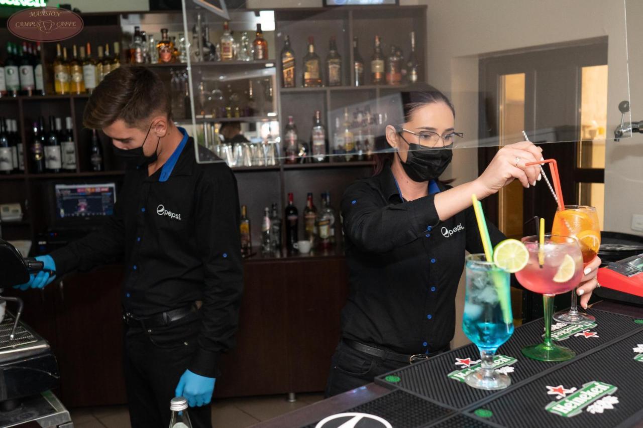 Campus Caffe Mansion Hotel Buzau Bagian luar foto