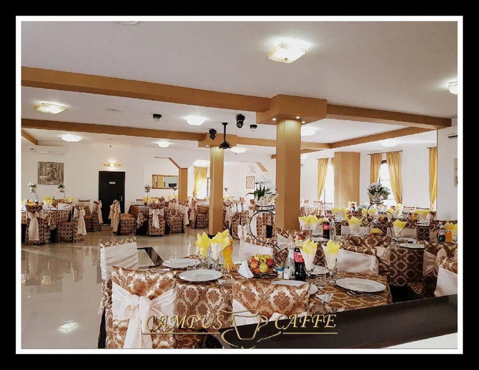Campus Caffe Mansion Hotel Buzau Bagian luar foto
