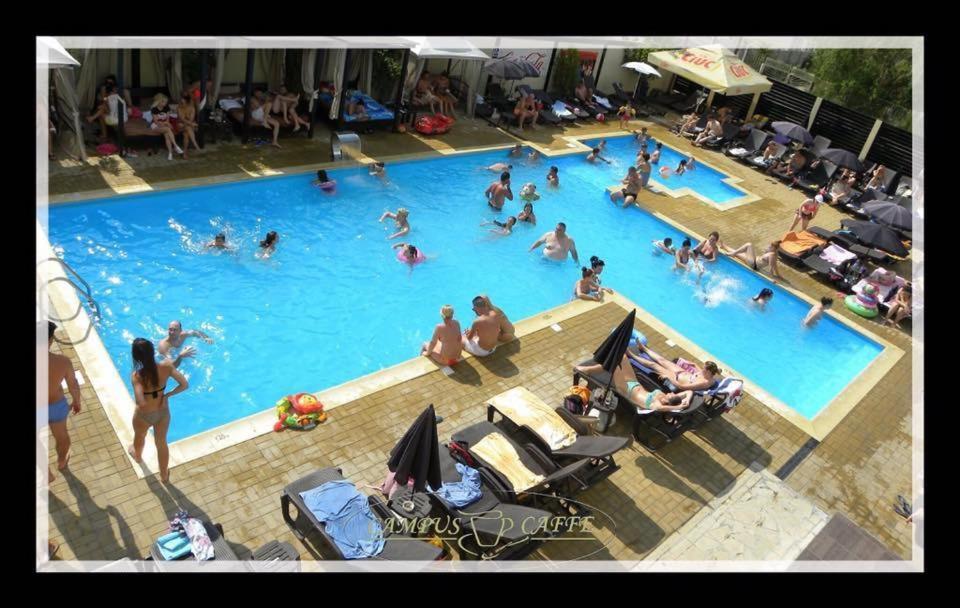 Campus Caffe Mansion Hotel Buzau Bagian luar foto