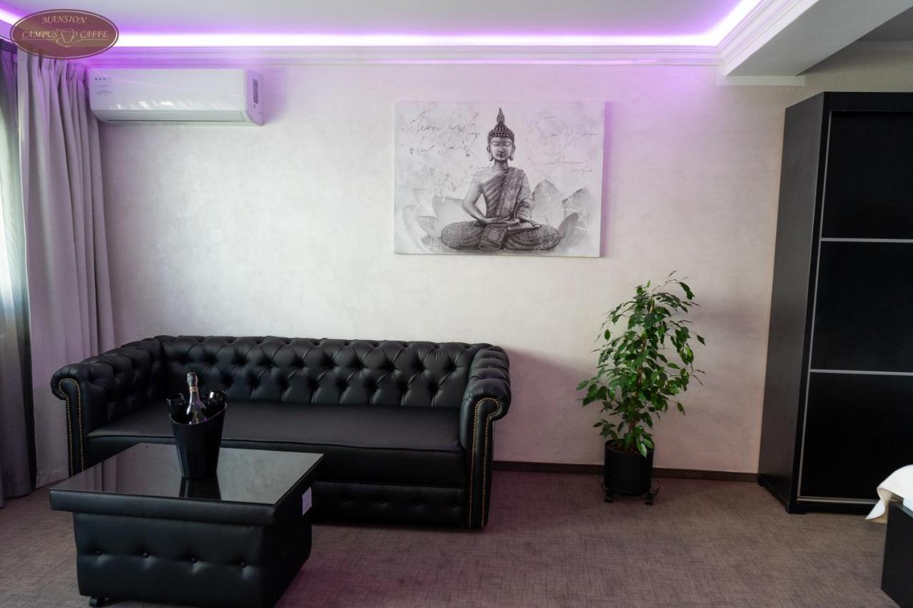 Campus Caffe Mansion Hotel Buzau Bagian luar foto