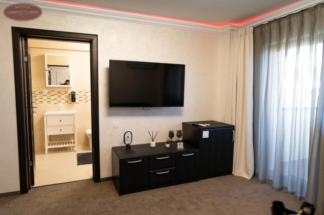 Campus Caffe Mansion Hotel Buzau Bagian luar foto
