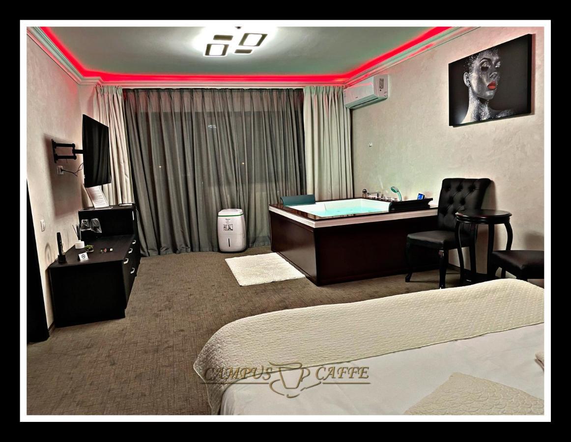 Campus Caffe Mansion Hotel Buzau Bagian luar foto