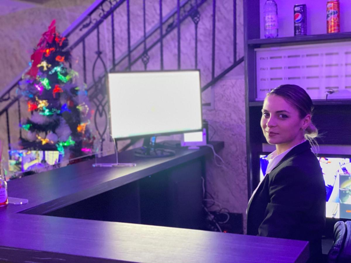 Campus Caffe Mansion Hotel Buzau Bagian luar foto
