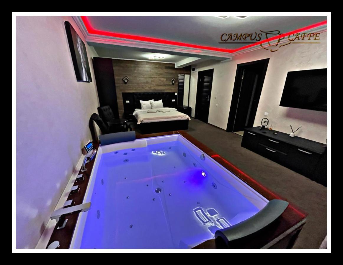 Campus Caffe Mansion Hotel Buzau Bagian luar foto