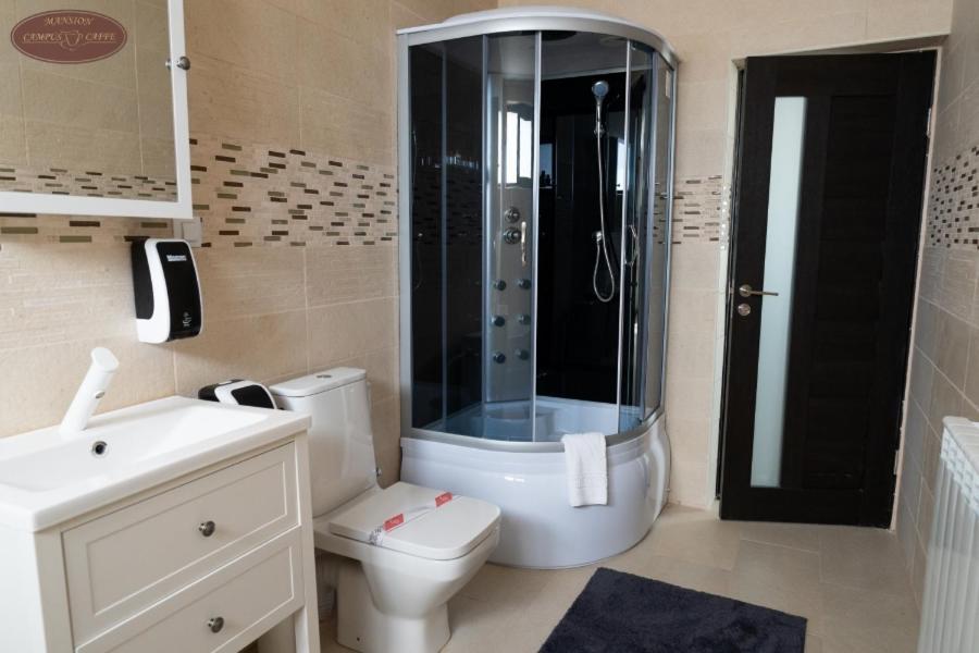 Campus Caffe Mansion Hotel Buzau Bagian luar foto